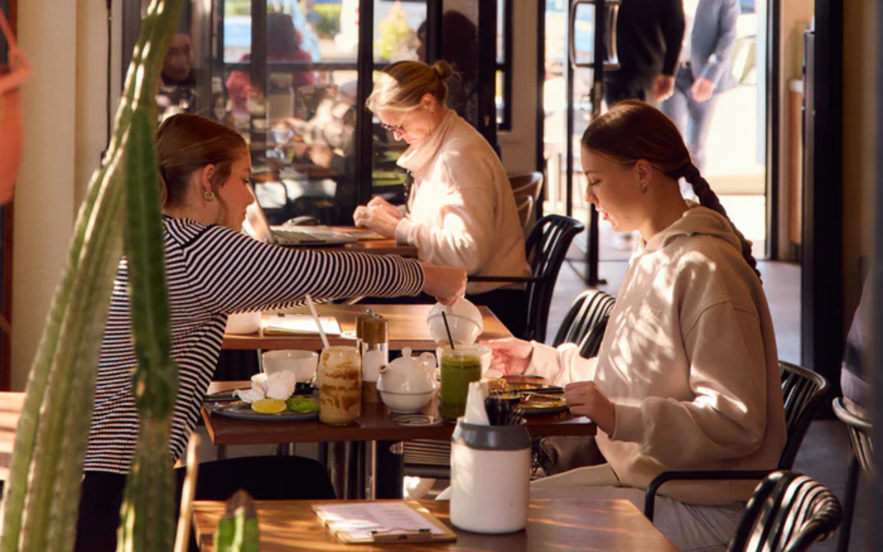 Top Spots for Coffee & Brunch Near You: Your Weekend Guide
